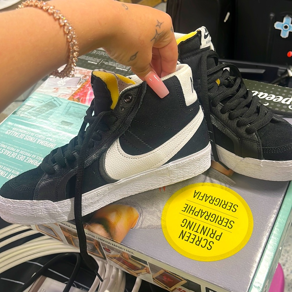Size 6.5 nike blazer mids. Perfect for skating in, once wore good shape 👌
